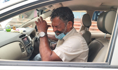 ஆம்புலன்ஸ் ஊழியர் தீக்குளிக்க முயன்றார்