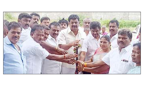 ஓசூர் ஜீவா நகரில்   புதிய சிமெண்ட் சாலை அமைக்கும் பணிகள்