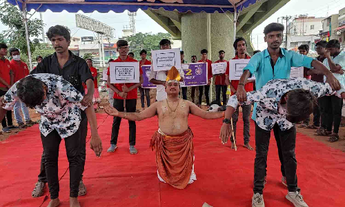 சிக்கண்ணா கல்லூரி மாணவர்கள் சார்பில் போதை தடுப்பு-சாலை பாதுகாப்பு விழிப்புணர்வு நிகழ்ச்சி