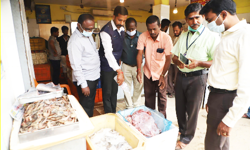 மீன் மார்க்கெட்டில் 50 கிலோ கெட்டுப்போன மீன்கள் பறிமுதல்