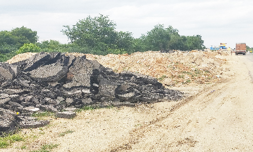 சாலையில் உள்ள மண் குவியல்கள்