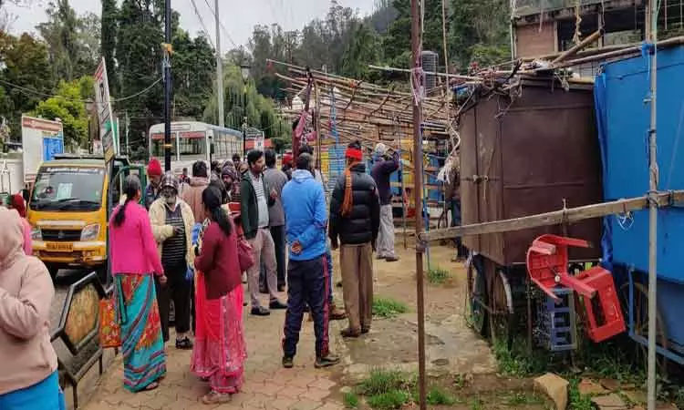 ஊட்டியில் சாலையோர ஆக்கிரமிப்பு கடைகள் அகற்றம் ஊட்டியில் சாலையோர ஆக்கிரமிப்பு கடைகள் அகற்றம்