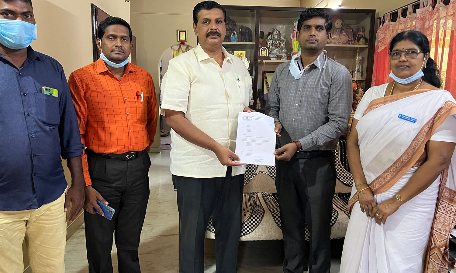 கழிவுநீர் வாய்க்கால்களை தூர்வார கோரிக்கை கழிவுநீர் வாய்க்கால்களை தூர்வார கோரிக்கை