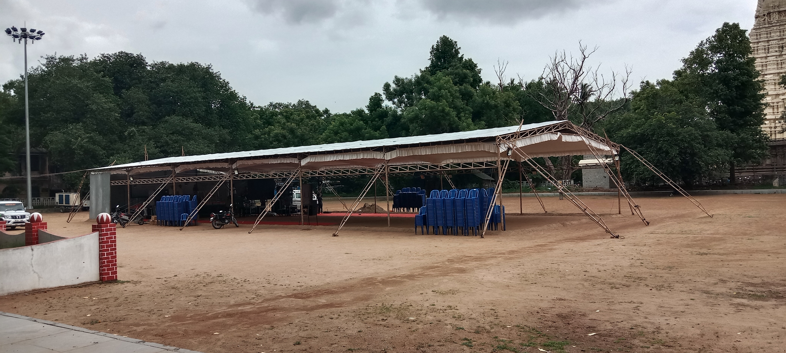 நினைவு தூணுக்கு தமிழக கவர்னர் ஆர்.என்.ரவி அஞ்சலி செலுத்துகிறார் நினைவு தூணுக்கு தமிழக கவர்னர் ஆர்.என்.ரவி அஞ்சலி செலுத்துகிறார்