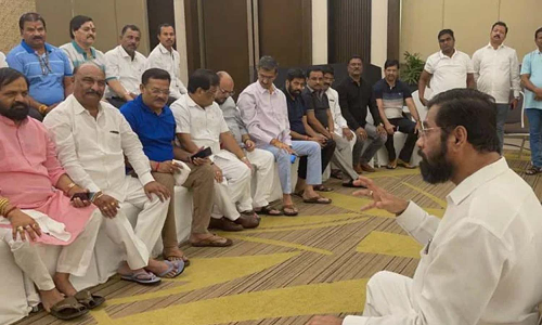 சிவசேனாவில் இணைய உத்தவ் தாக்கரே பா.ஜனதாவுடன் பேச வேண்டும்: ஏக்நாத் ஷிண்டே அணியினர் பேட்டி