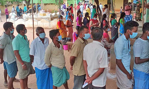 உள்ளாட்சி இடைத்தேர்தல்- தேனி மாவட்டத்தில் விறுவிறுப்பாக வாக்களித்த பொதுமக்கள்