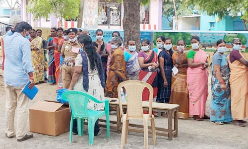 விருதுநகர் மாவட்டத்தில் காலியாக உள்ள 11 உள்ளாட்சி பதவிகளுக்கு விறுவிறு வாக்குப்பதிவு