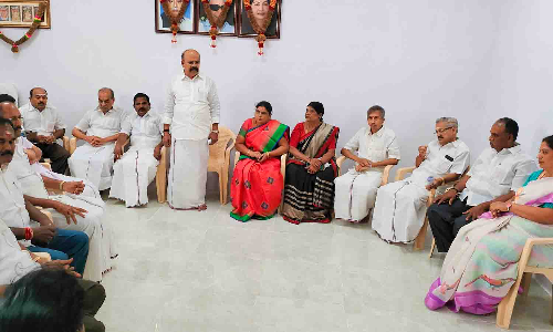 அ.தி.மு.க., பொதுக்குழு உறுப்பினர்களுக்கு அடையாள அட்டை - பொள்ளாச்சி ஜெயராமன் எம்.எல்.ஏ., வழங்கினார்