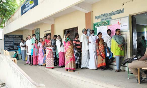 திண்டுக்கல் அருகே உள்ளாட்சி  இடைத்தேர்தலில் விறுவிறுப்பான ஓட்டு பதிவு