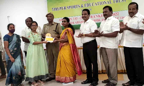 12-ம் வகுப்பில் சாதனை படைத்த பள்ளி மாணவர்களுக்கு கல்வி உதவித்தொகை