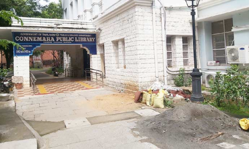 கன்னிமாரா நூலக வளாகத்தில் குவிந்து கிடக்கும் குப்பைகள்- நடவடிக்கை எடுக்கப்படுமா?