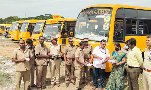 கடலூரில்  தனியார் பள்ளி, கல்லூரி வாகனங்களில் அதிகாரிகள் ஆய்வு:   தகுதி இல்லாத  7 வாகனங்களுக்கு நோட்டீஸ்