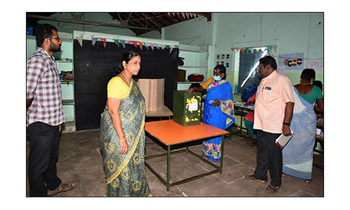 தருமபுரி, கிருஷ்ணகிரி மாவட்டங்களில்  காலியாக உள்ள 7 உள்ளாட்சி பதவிகளுக்கு வாக்குபதிவு-  வரிசையில் நின்று ஓட்டு போட்டனர்