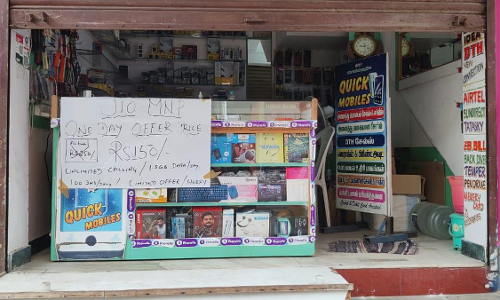 திருச்சி பாலக்கரையில் கடை பூட்டை உடைத்து செல்போன்கள் திருட்டு