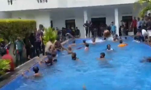 இலங்கை அதிபர் மாளிகை நீச்சல் குளத்தில் குளியல் போட்ட போராட்டக்காரர்கள்