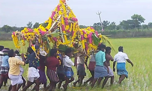 சுடுகாட்டுக்கு பாதையில்லாததால் இறந்தவர் உடலை வயல் வழியாக எடுத்து செல்லும் அவலம்