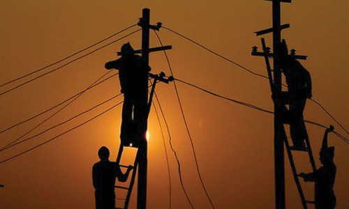 சாலையில் தாழ்வான நிலையில் உள்ள மின் கம்பிகளை சீரமைக்க வலியுறுத்தல்