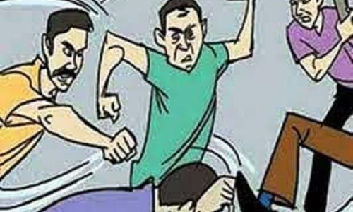 பழைய அழகு சாதன பொருட்களை எடுத்துக்கொண்டு ஓடிய வாலிபருக்கு அடி-உதை