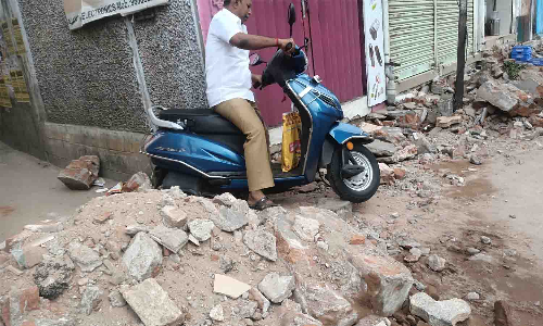 குவிந்து கிடக்கும் கற்குவியல்களால் வாகன ஓட்டிகள் அவதி