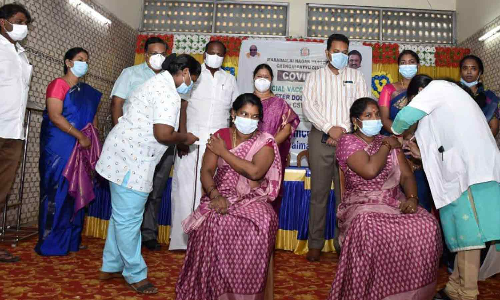 மறைமலைநகரில் கொரோனா தடுப்பூசி முகாமினை ஆட்சியர் பார்வையிட்டார்