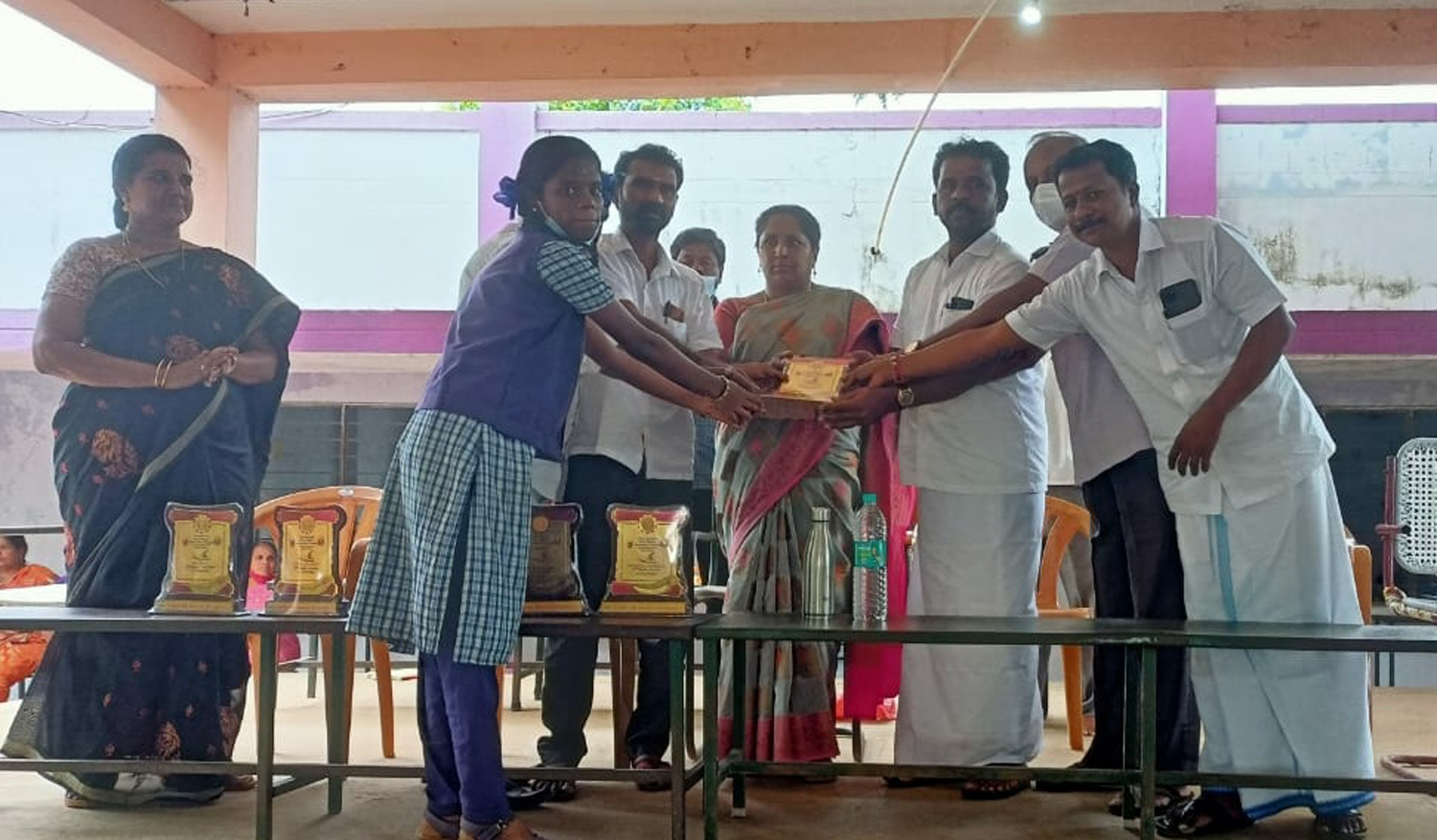 கந்தர்வகோட்டையில் பொது தேர்வில் சாதனை படைத்த மாணவர்களுக்கு பாராட்டு விழா கந்தர்வகோட்டையில் பொது தேர்வில் சாதனை படைத்த மாணவர்களுக்கு பாராட்டு விழா