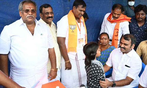 நரிக்குறவர்களுடன் மத்திய மந்திரி முருகன் கலந்துரையாடல்