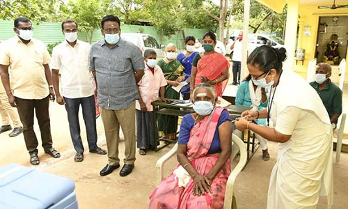 தேனி மாவட்டத்தில் கொரோனா தடுப்பூசி முகாமில் கலெக்டர் ஆய்வு