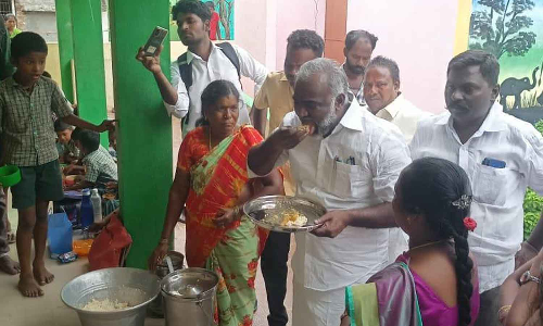 பொன்னேரி அருகே மாணவர்களின் சத்துணவை சாப்பிட்டு எம்.எல்.ஏ. ஆய்வு