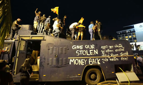 இலங்கை அதிபர் மாளிகைக்குள் கட்டு கட்டாக பணம்- போராட்டக்காரர்கள் சுருட்டல்?