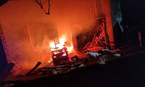 திண்டிவனத்தில்  பரபரப்பு: மரக்கடையில் பயங்கர தீவிபத்து