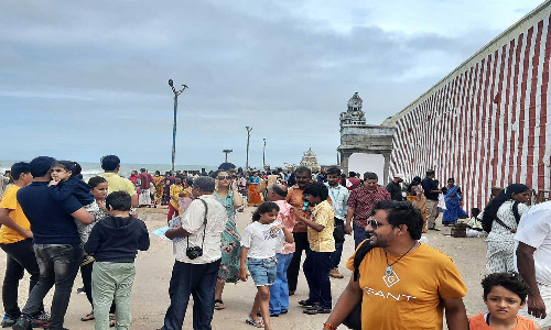 ஞாயிற்றுக்கிழமை விடுமுறையையொட்டி கன்னியாகுமரியில் இன்று காலை குவிந்த சுற்றுலா பயணிகள்