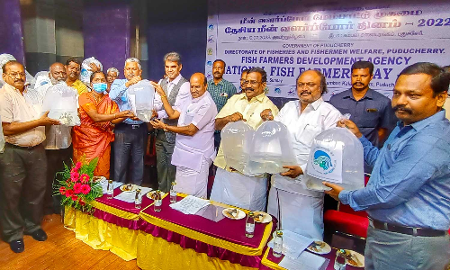 மீன் வளர்ப்போர் 20 பேருக்கு கொடுவா-திலேபியா மீன்  அமைச்சர் லட்சுமிநாராயணன் வழங்கினார்