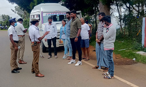 நீலகிரிக்கு வருகை தரும் வாகன ஓட்டிகளுக்கு போலீசார் அறிவுரை