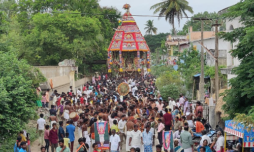 116 ஆண்டுகளுக்கு பிறகு திருக்கண்டேஸ்வரம் நடனபாதேஸ்வரர் கோவிலில்  இன்று தேரோட்டம்  நடந்தது