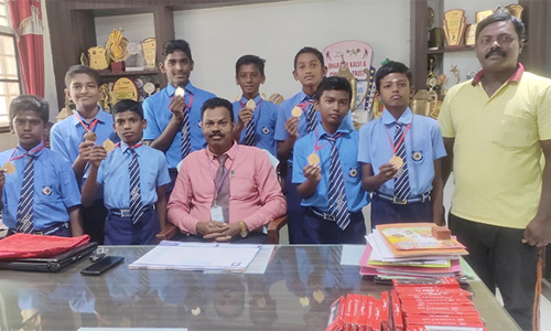 அரிமா பள்ளி மாணவர்களுக்கு தங்க பதக்கம்