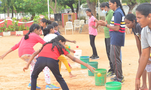 கோவையில் குழந்தைகள், நண்பர்களுடன்  உற்சாகத்துடன் விளையாடிய போலீசார்