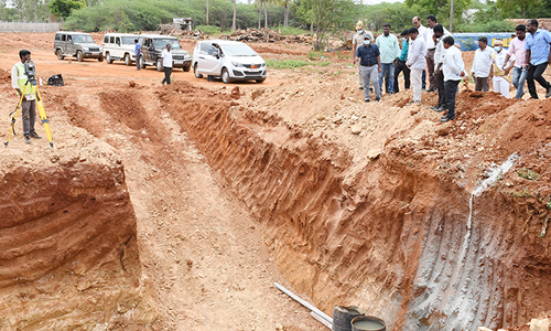 மேலூர்- காரைக்குடி 4 வழிச்சாலை பணிகளை குறித்த காலத்தில் முடிக்க வேண்டும்