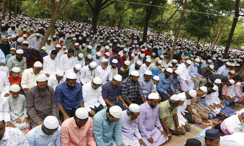 வேலூரில் இஸ்லாமியர்கள் பக்ரீத் சிறப்பு தொழுகை