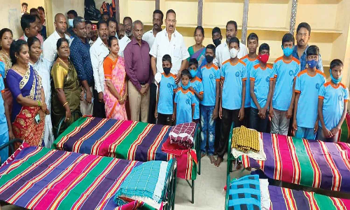 அரசு குழந்தைகள் இல்லத்தில் தங்கி படிக்கும் மாணவர்களுக்கு போர்வைகள்