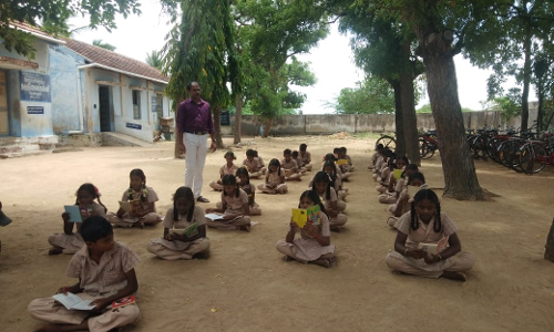 புத்தக திருவிழாவையொட்டி புத்தகம் வாசித்து மாணவர்கள் விழிப்புணர்வு