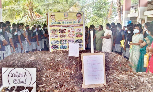 மாணவர்களுக்கு இயற்கை உரம் தயாரிப்பு செயல்முறை விளக்கம்