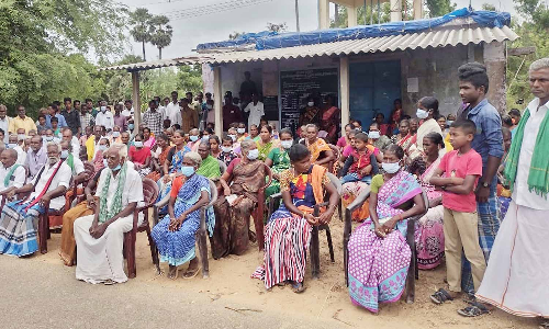 நியாய விலை கட்டிடம் கட்ட வலியுறுத்தி  கிராம மக்கள் உண்ணாவிரதம்