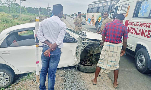 விபத்தில் சிக்கியவரை மீட்டு மருத்துவமனை அனுப்பி வைத்த மயிலாடுதுறை கலெக்டர்-பொதுமக்கள் பாராட்டு