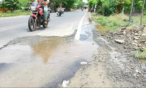 கொள்ளிடம் கூட்டுக் குடிநீர் குழாய் உடைந்து வீணாகி வரும் தண்ணீர் - சீரமைக்க பொதுமக்கள் கோரிக்கை