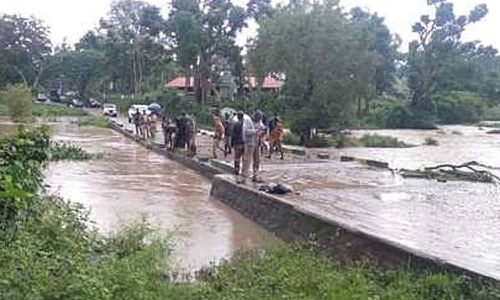 கொட்டி தீர்க்கும் கனமழை: மாயாற்றில் வெள்ளப்பெருக்கு- தரைப்பாலம் மூழ்கியது
