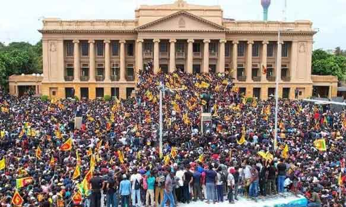 கூட்டாட்சியை வலியுறுத்தி இலங்கையில் முக்கிய அமைச்சர்கள் பலரும் ராஜினாமா