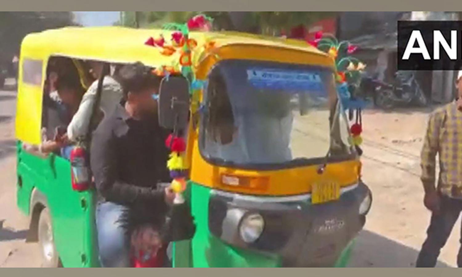 ஒரு ஆட்டோவில் 27 பேர் பயணம்- போலீசார் அதிர்ச்சி: வைரலான வீடியோ ஒரு ஆட்டோவில் 27 பேர் பயணம்- போலீசார் அதிர்ச்சி: வைரலான வீடியோ