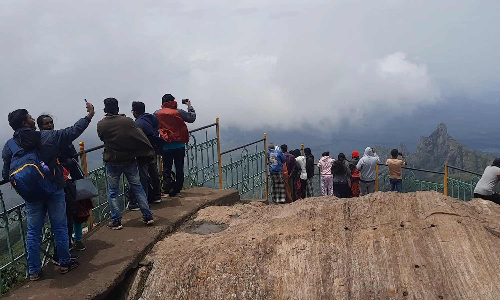 கோத்தகிரி கொடநாடு காட்சிமுனையில் குவிந்த சுற்றுலா பயணிகள்