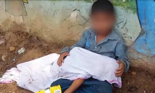 இறந்த தம்பியின் உடலை சாலையோரம் மடியில் வைத்து அமர்ந்திருந்த 8 வயது சிறுவன்