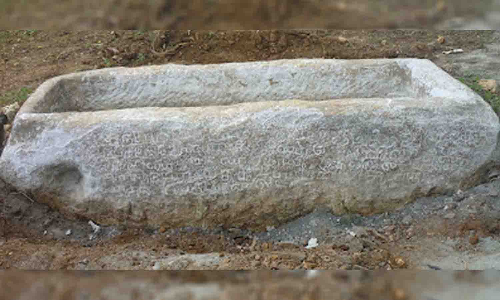 கேட்பாரற்று கிடக்கும் ஆயிரம் ஆண்டு பழமையான கல் தொட்டி